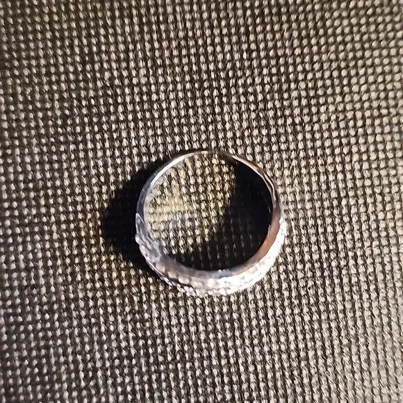 Elegant Silver Toned Band Ring With Faux Crystal Chips...size 8.5 - Picture 2 of 4
